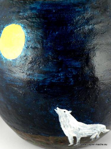 Miska papier mache, pomalowana przez Karolin Niedzielsk (inspiracja z ksiki &#39;Twilight&#39; Stephenie Meyer). Wymiary: wysoko 18 cm; rednica 18 cm.
